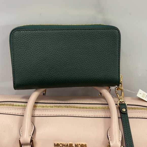 Michael Kors Large Leather Smartphone Wristlet Wallet Phoneholder
Racing Green - Picture 5 of 16